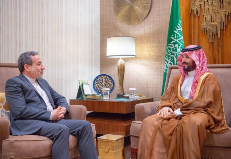 Mohammed bin Salman, principe ereditario saudita, (a destra), riceve il ministro degli Esteri iraniano Abbas Araqchi, Riyadh, 9 ottobre 2024